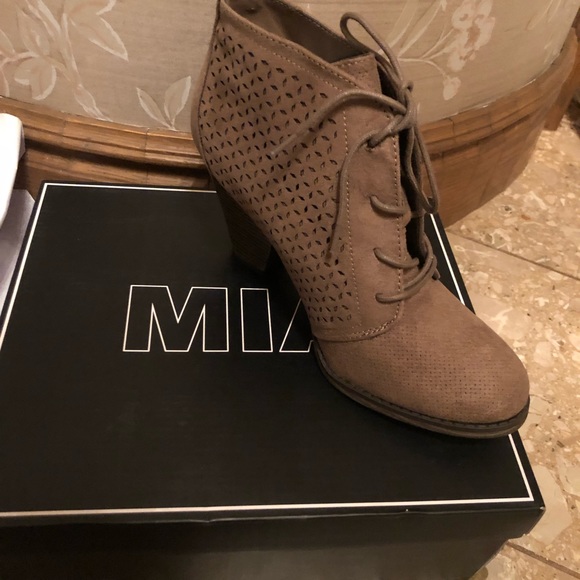 MIA taupe Lace Up Bootie NWT - Picture 7 of 8